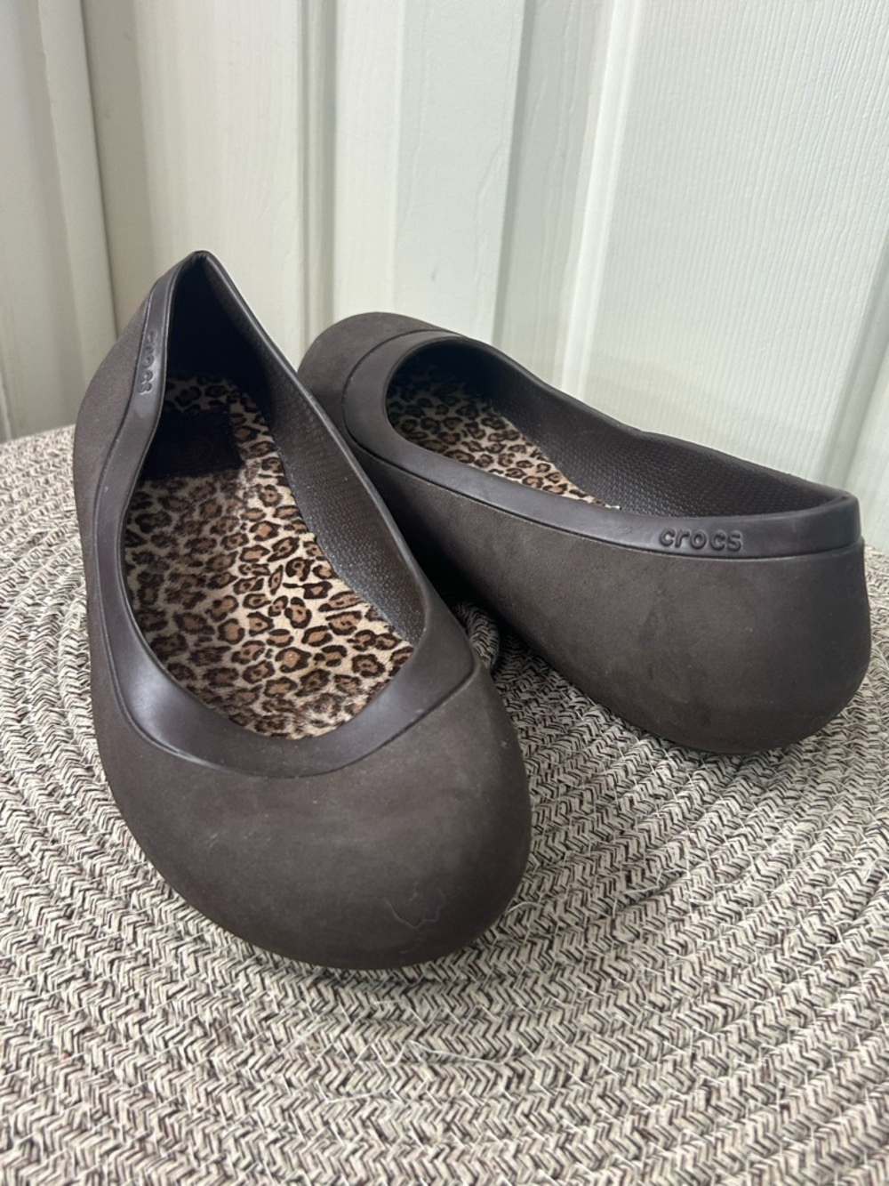 Crocs Mammoth Shoes Womens 8 Ballet Flat Leopard Print Lined Dark Brown Slip On - Picture 1 of 10